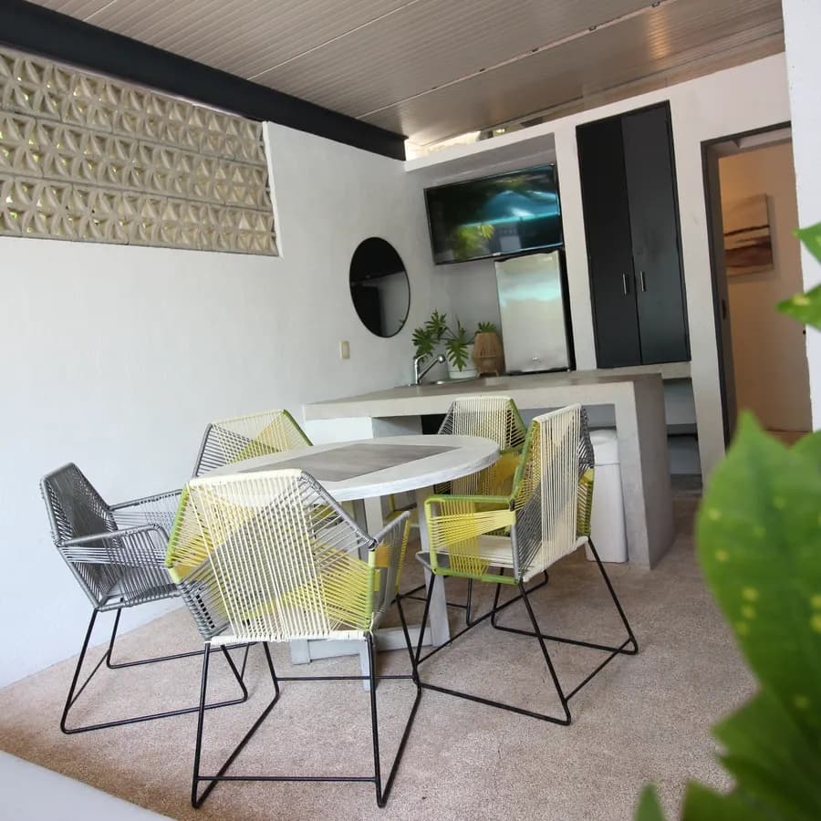 Comedor y frigobar de la suite, con terraza techada