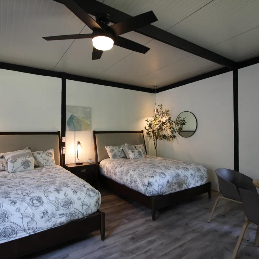 Habitación con dos camas y decoración en tonos neutros